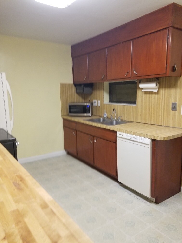 Kitchen - 4850 Southwest 41st Avenue