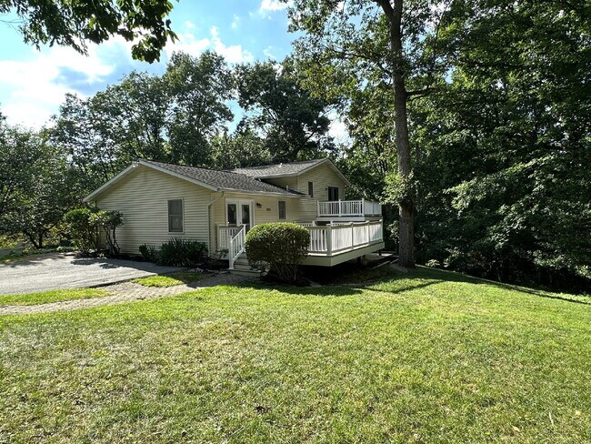 Building Photo - LEASE PENDING! 3-Bedroom Split Level in Peaceful Wooded Setting