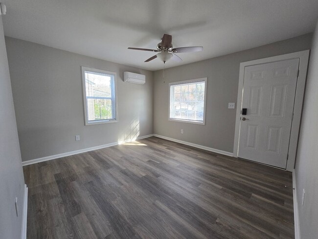 Building Photo - NEW LISTING!!!!!