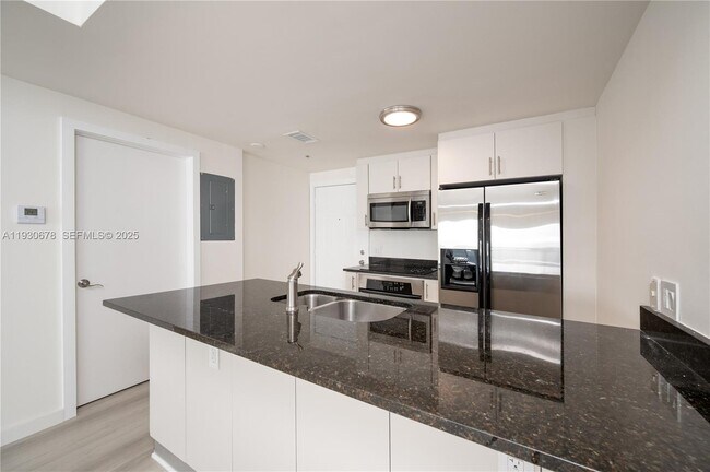 Building Photo - 1712 SW 2nd Ave