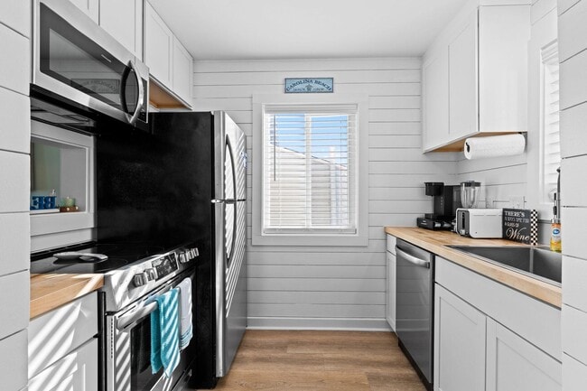 Building Photo - Fully Furnished Beach Front Rental