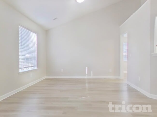 Building Photo - 911 Bentley Dr