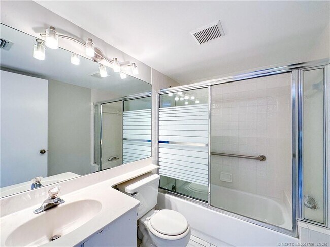 Building Photo - 1965 SW Silver Pine Way