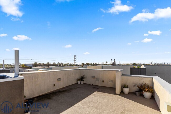 Building Photo - Beautiful three story live/work townhome in Westside Costa Mesa!