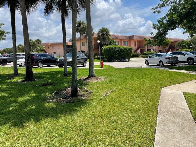 Building Photo - 235 Lakeview Dr