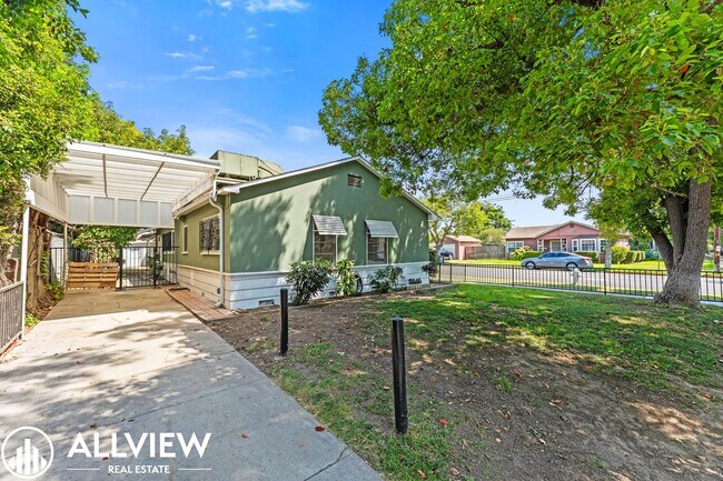 Building Photo - Stylishly Renovated Santa Ana Gem – 4-Bedr...