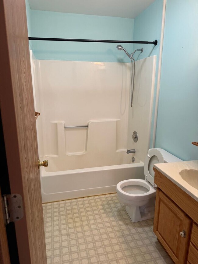 Building Photo - 2 bedroom 1 bathroom house