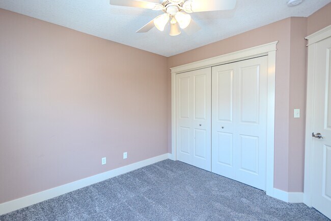 Building Photo - 3600 SE Glenstone Dr