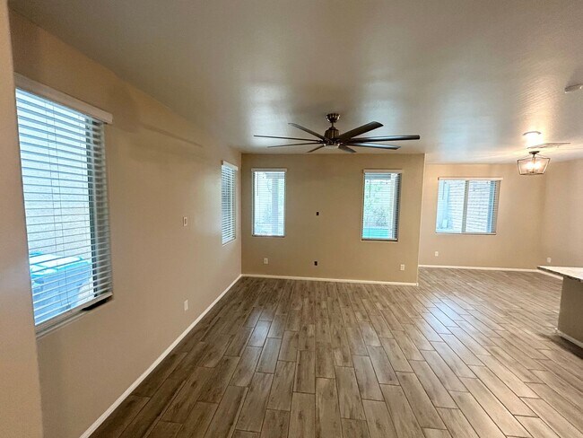 Building Photo - 3/BD 2.5/BA Bright & Stylish Mountain’s Ed...
