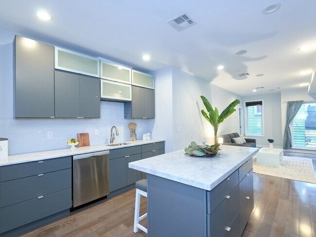 Building Photo - 186-188 Paris Street Unit 5