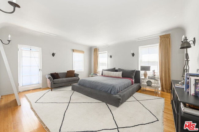 Building Photo - 148 S Orange Dr