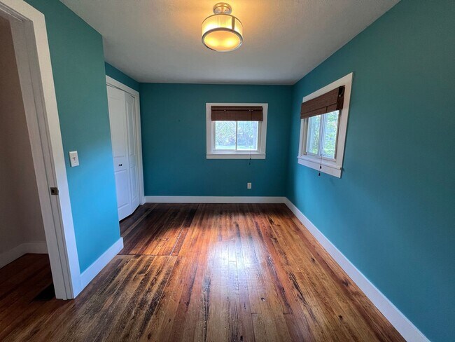 Building Photo - Adorable 2 bedroom with a bonus room!