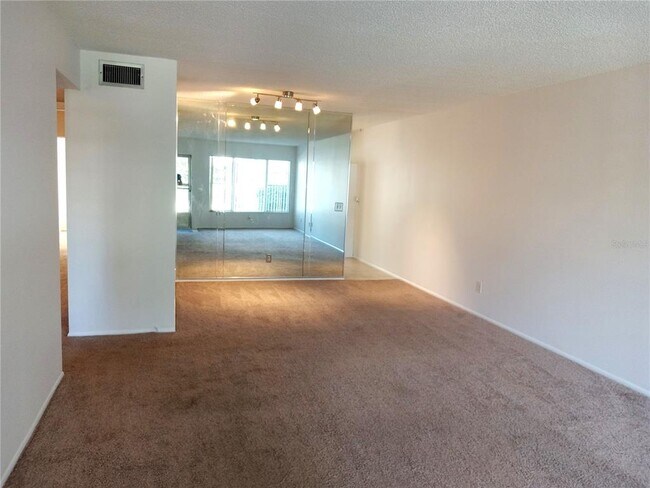 Building Photo - 2427 Rhodesian Dr