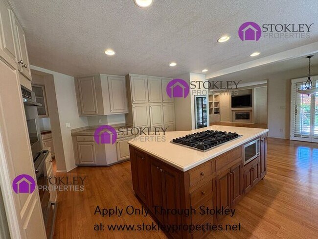 Building Photo - 270 Live Oak Dr
