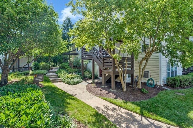 Building Photo - Bright & Cheery 2 BR 2 Bath Unit Available...