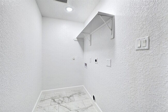 Building Photo - 5902 Cr-675