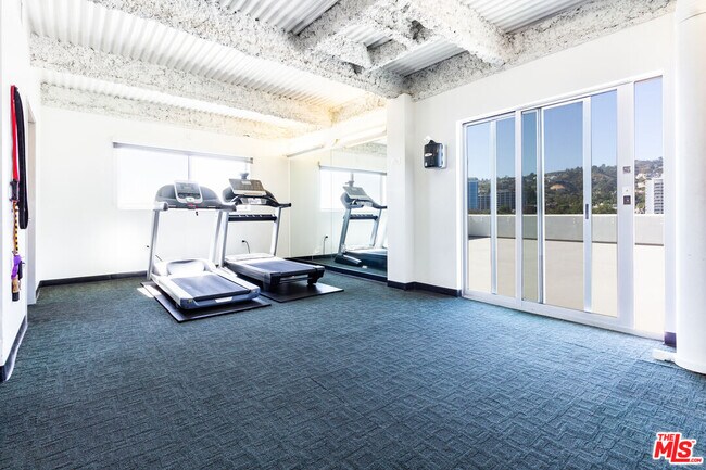 Building Photo - 838 N Doheny Dr