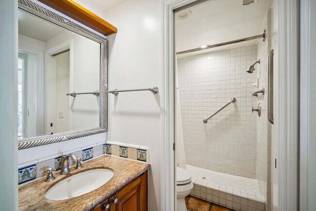 Building Photo - Dream home Located on the Bluff of Southwe...