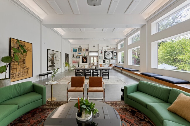 Building Photo - 1019 N Wolcott Ave