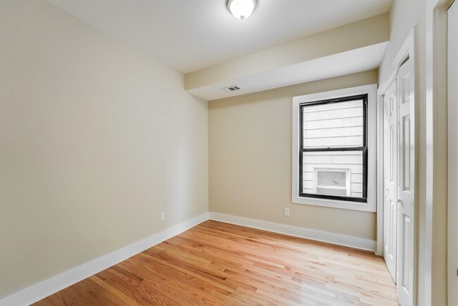 Building Photo - 58 Hutton St