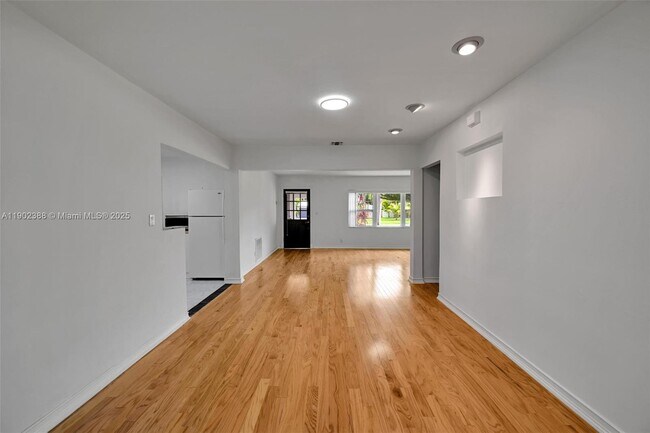 Building Photo - 1520 NE 108th St