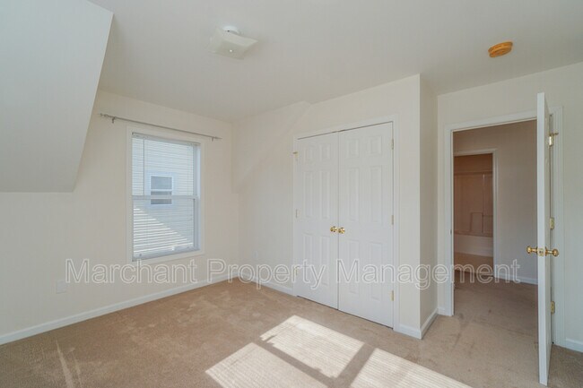 Building Photo - 335 Woodlark St