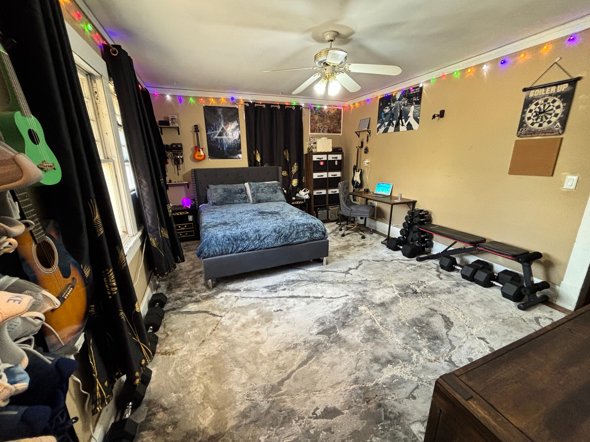 That's a QUEEN size bed btw - 405 N Salisbury St