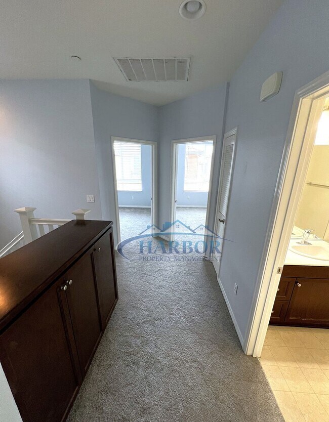Building Photo - Elegant 3-Story, 4-Bedroom, 3-Bath Condo