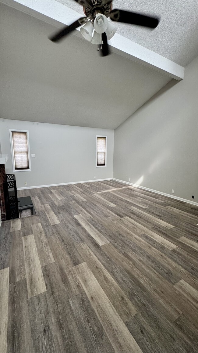 Building Photo - 206 E Doris Ave