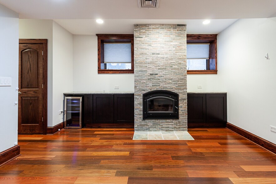 Building Photo - 1019 W Oakdale Ave