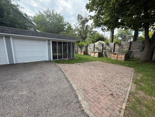 Building Photo - 13048 Cedar Rd