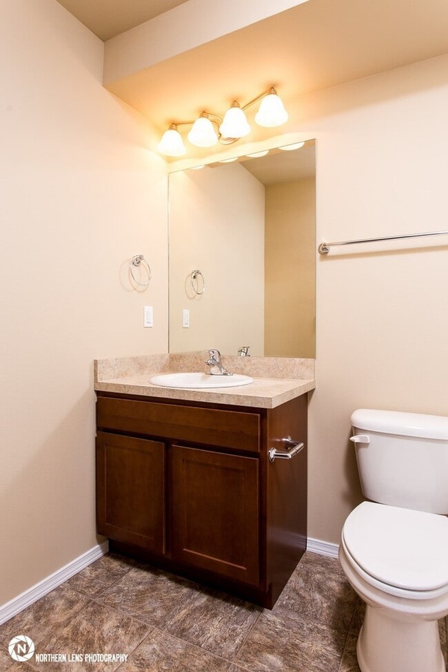 Building Photo - 3 Bedroom East Anchorage Townhouse!