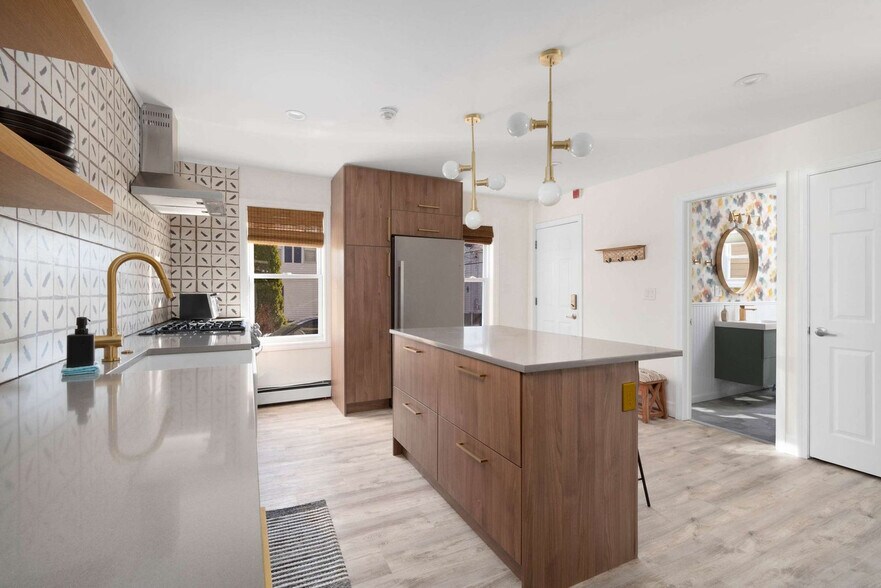 Building Photo - 136 Main St