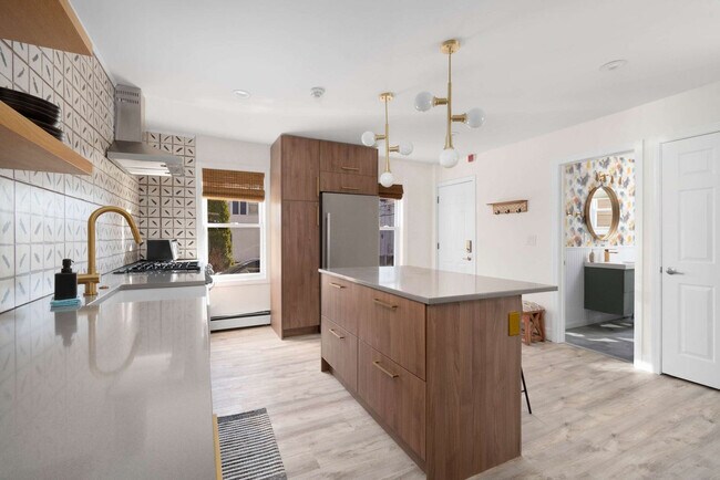 Building Photo - 136 Main St