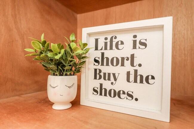 Building Photo - 1000 Ranchway Dr