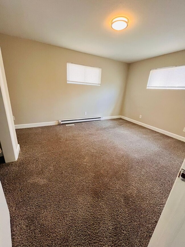 Building Photo - three bedroom duplex with ALL utilities included