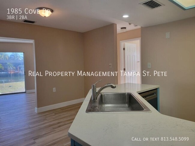 Building Photo - 1985 Cove Dr