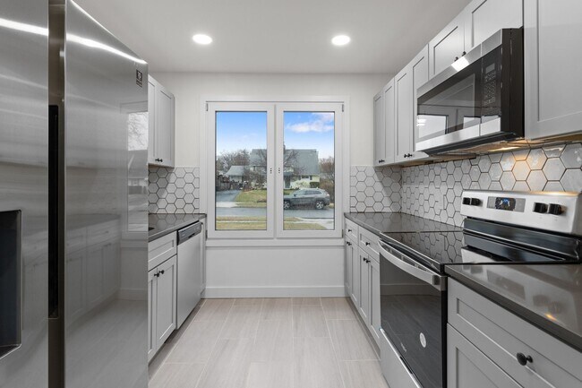 Building Photo - Beautiful fully renovated 5 bed 2 bath House with a sun room and large yard