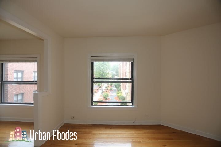 Building Photo - 822 W Waveland Ave