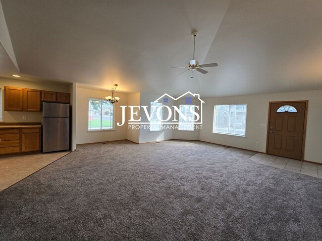 Building Photo - Two-bedroom home with a fully equipped kit...