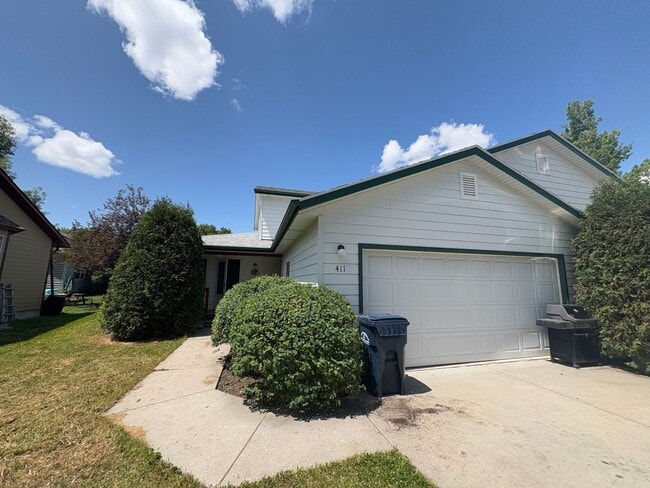 Primary Photo - Classic 3 Bedroom 2 Bath Home with Attache...