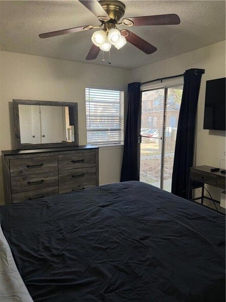 Building Photo - 2425 Oxford Pl