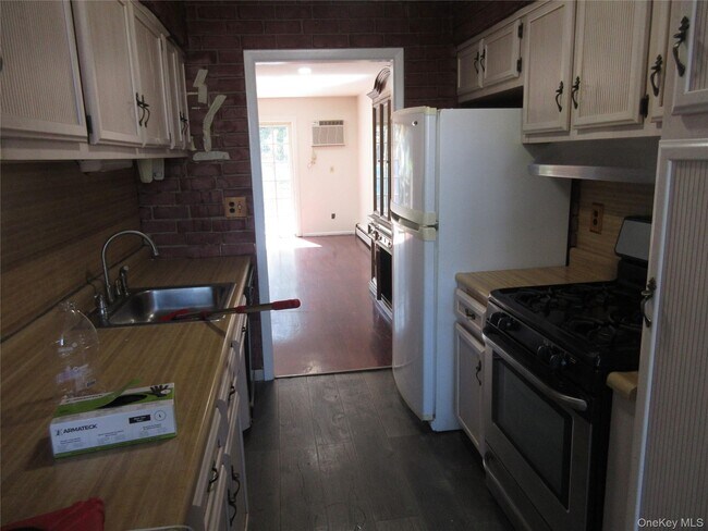 Building Photo - 108 Coolidge St