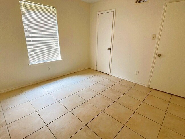 Building Photo - 1307 Brenda Ln