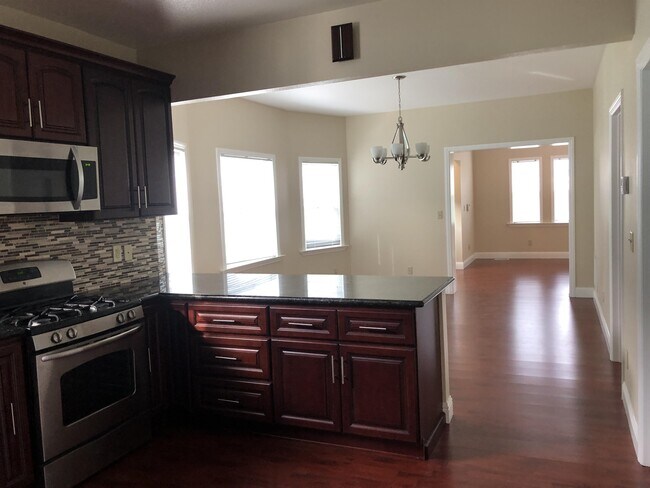 Building Photo - 873 Apgar St