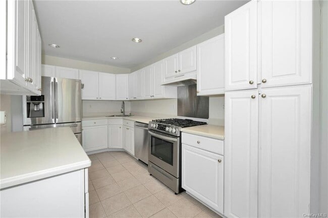 Building Photo - 31 Underhill Dr