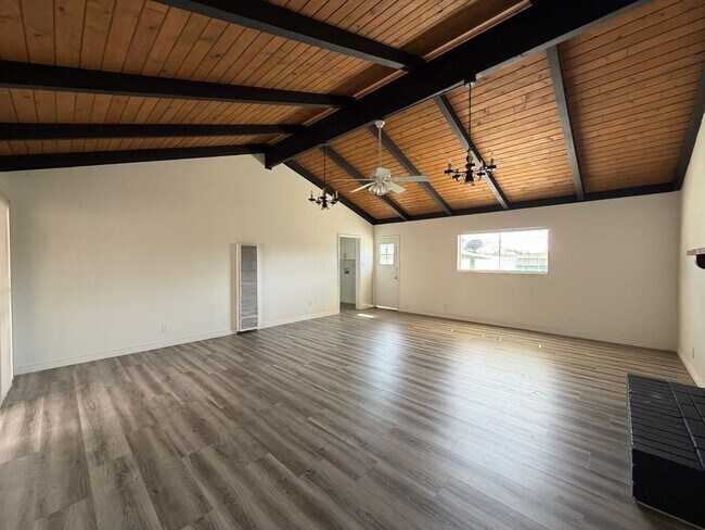 Building Photo - 5034 N Acacia Ave