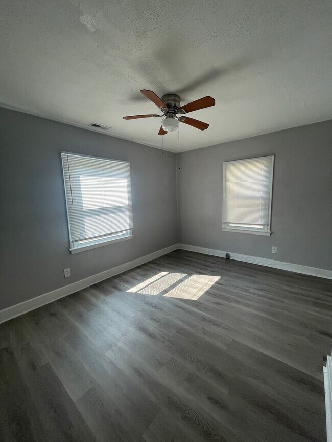 Building Photo - 2 bedroom One bath with new appliances