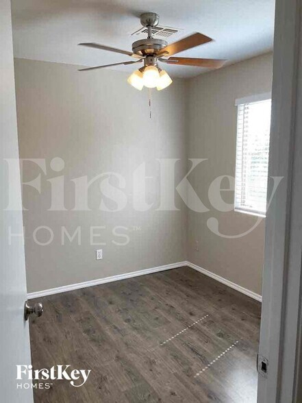 Building Photo - 1338 W Mesquite Ave