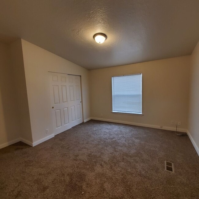 Building Photo - Pet Friendly 4 bedroom 2 bath home w/ 2 car garage